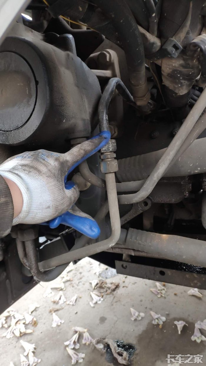 沃尔沃泵车底盘方向机油管有老铁知道这个油管通到哪里干嘛的么