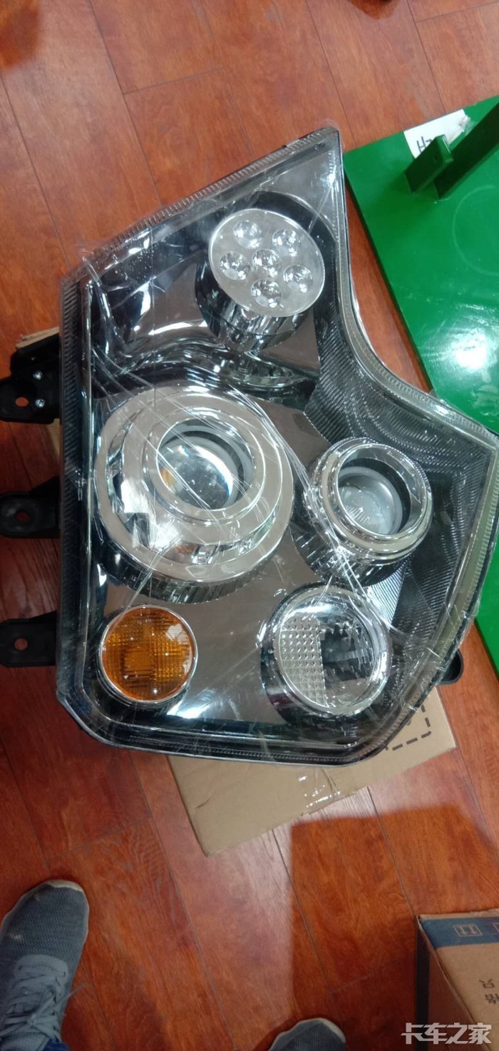 求此款豪沃t7h大灯总成