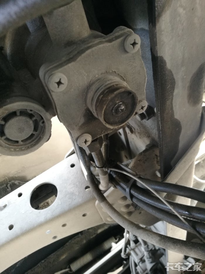 这个继动阀漏气怎么修呢如图底部螺丝处停车后漏气声很大