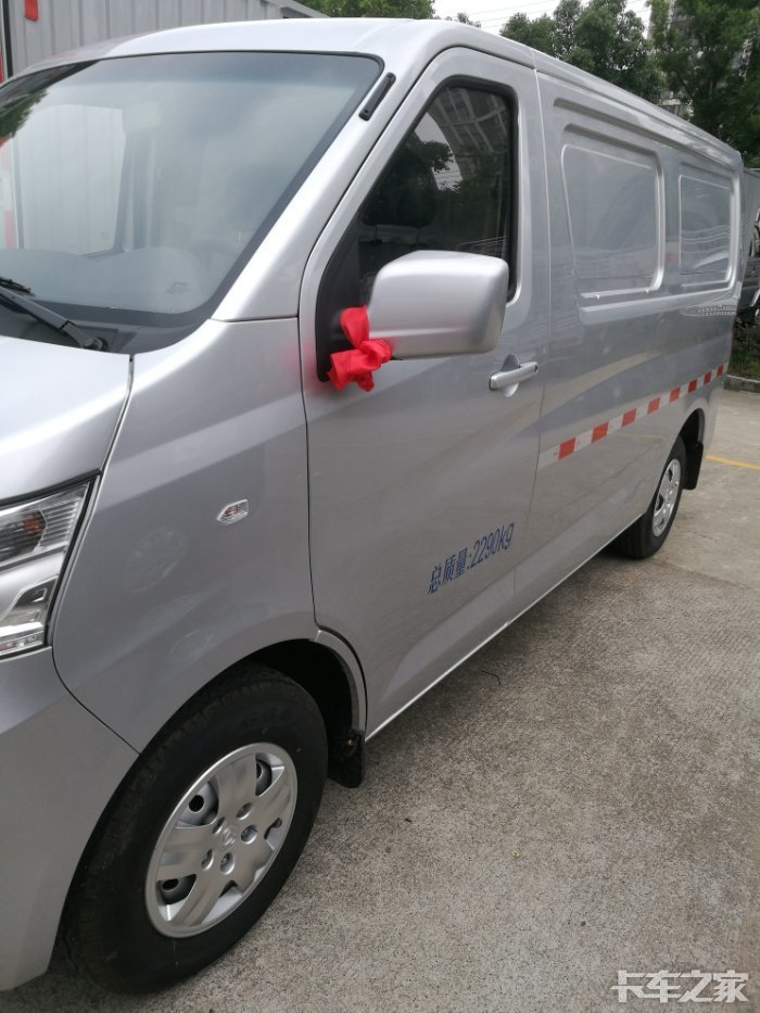 出来打算看一台二手面包车,看到长安到的新款m60,空间大,价位也不高