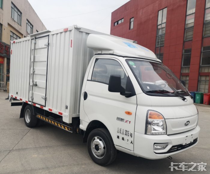 新购一辆凯马锐航x1厢式车