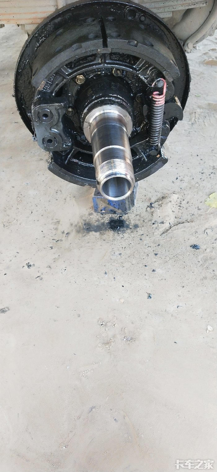 江淮新骏铃国四的后桥上的半轴套管是一体的吗