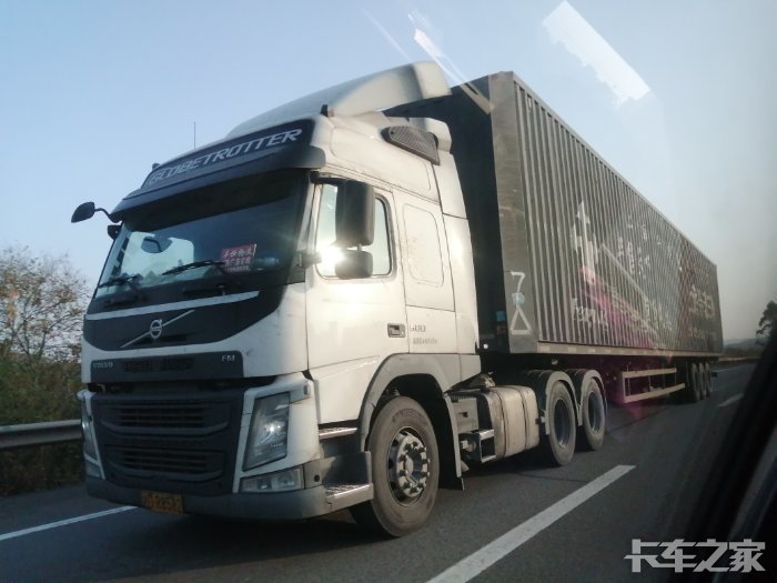 欧四的沃尔沃fm,d13.500发动机,挂车也是物流大箱