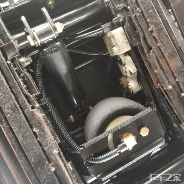 娴来无事把座椅的阻尼器换了