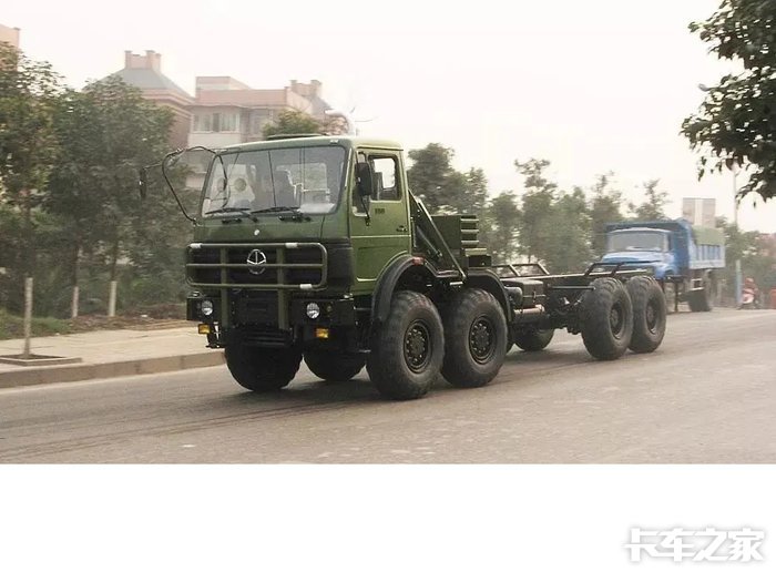 解放军8x8越野卡车图片
