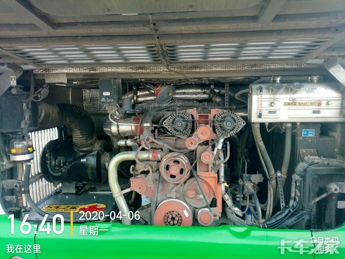 发动机舱全貌.睿控混动10.5米!后面台阶上的盖板下面是驱动电机.