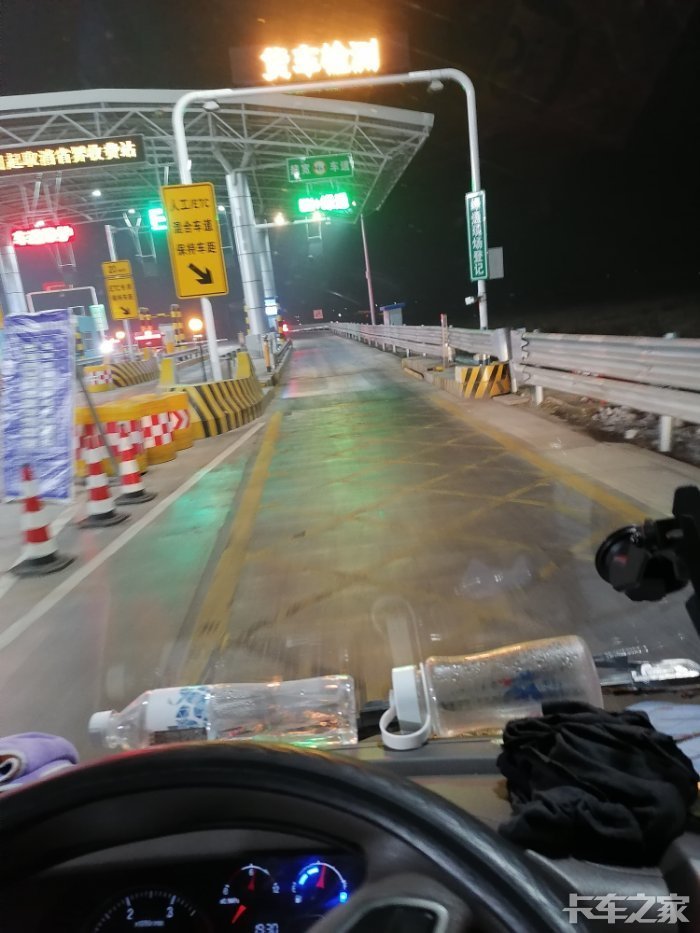 青岛下高速都是晚上了看样急缺等待这物资了,平时下班了这么大医运