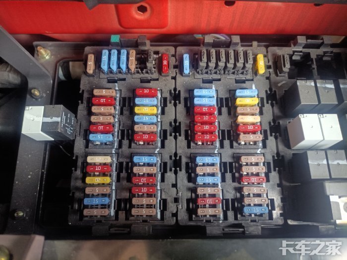 乘龙h5的尾灯边灯保险丝是哪一个求解