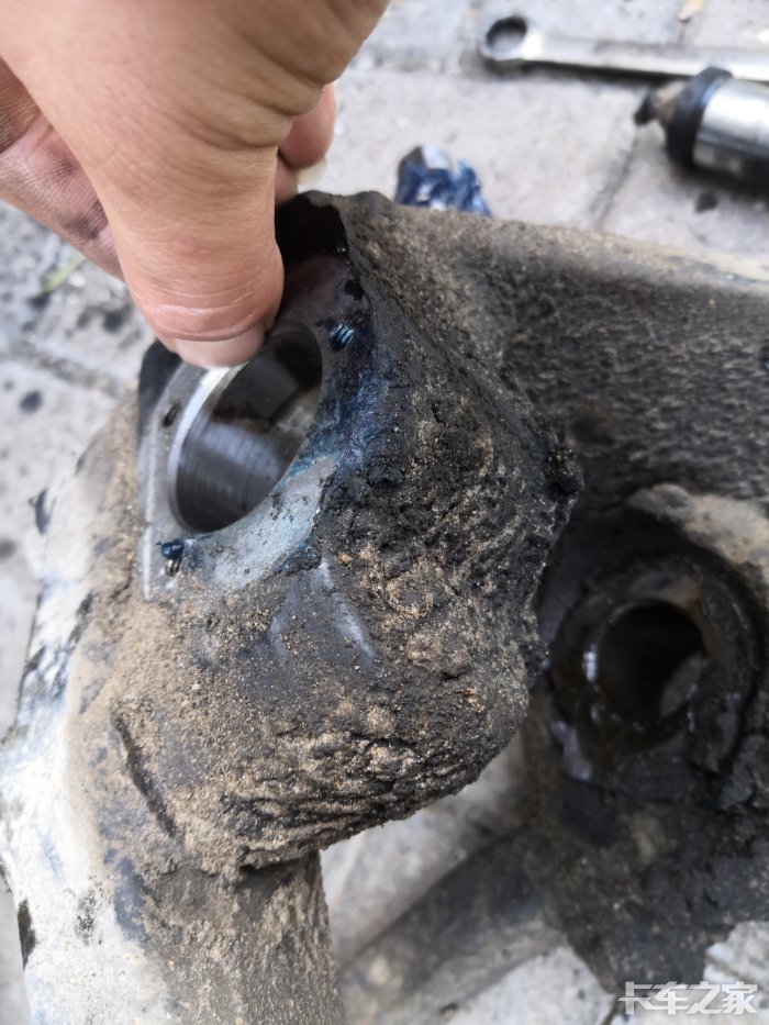 奥铃捷运前轮羊角主销里面居然没有装衬套导致吃胎羊角整个磨损