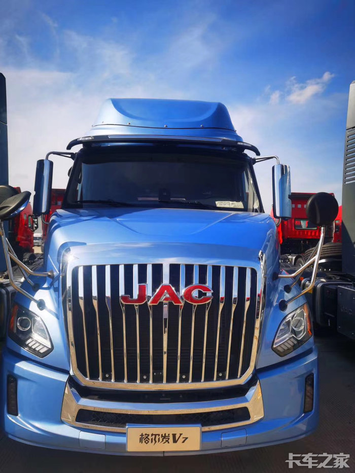 带安徽黄山的客户参观国内最美长头车江淮v7