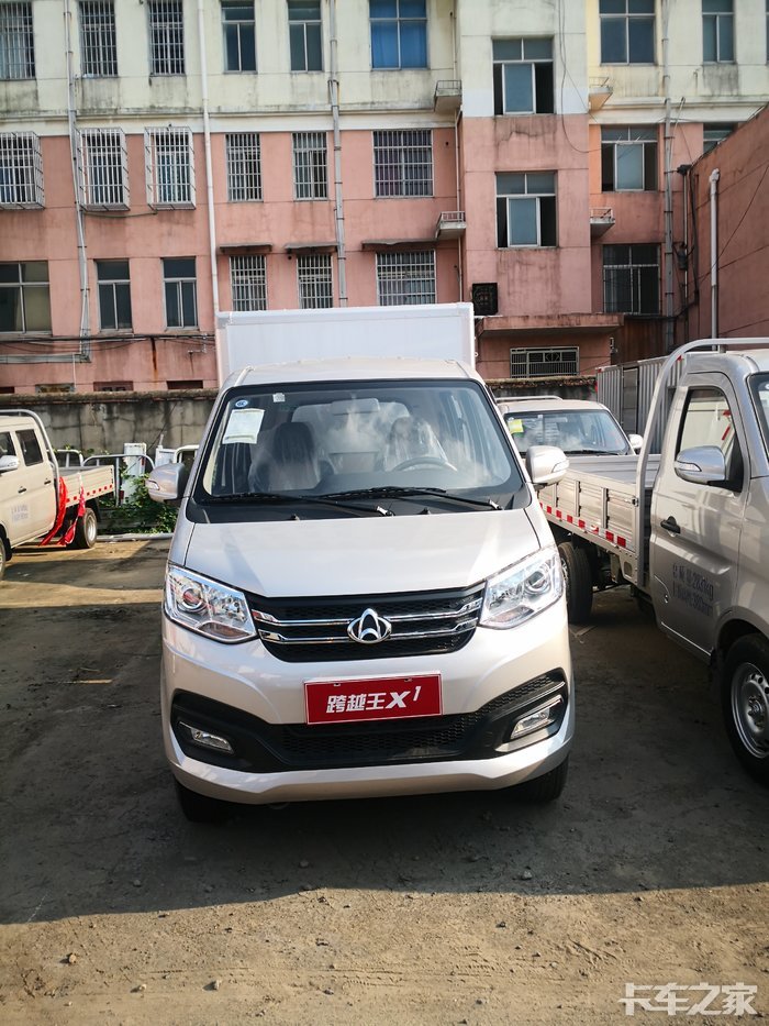 心仪的长安跨越王x1地摊车终于到了晚上盘他