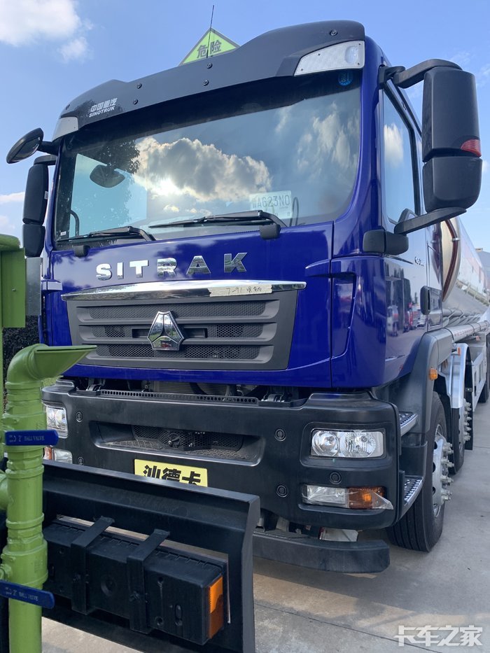 重汽汕德卡前四后八铝合金油罐车