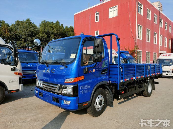 这款是江淮骏铃宽体单排的平板车