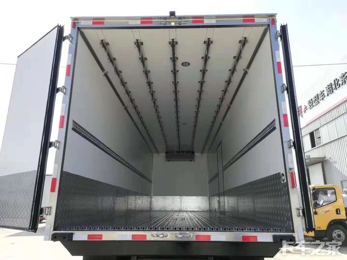 一汽解放j6p前四后八96米肉钩冷藏车