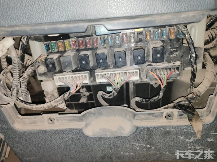 求13年国三重汽王牌757bp轻卡保险盒图纸万分感谢