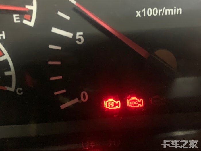 新德龙m3000这个灯长亮正常吗?求老司