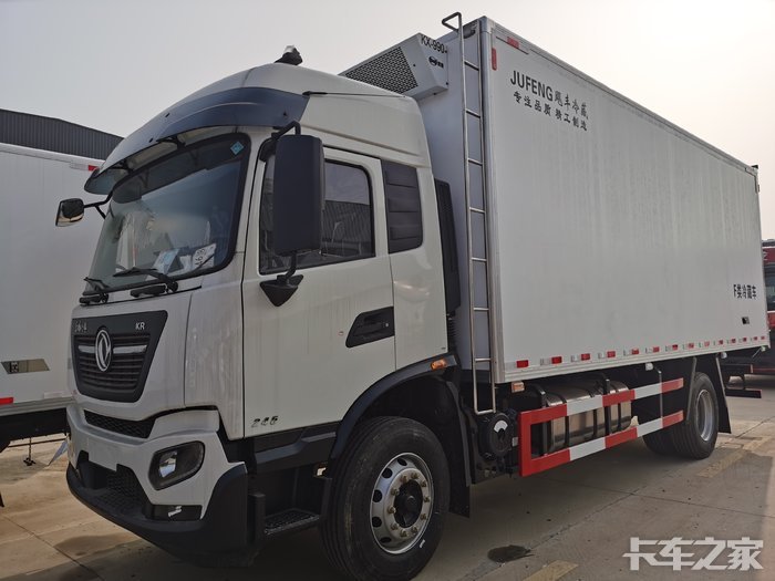 68米东风天锦kr高顶双卧肉钩冷藏车