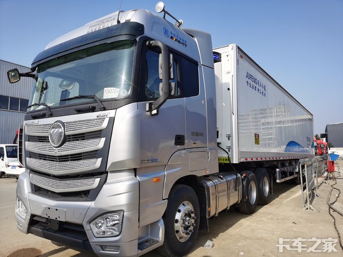 福田欧曼est自动挡560马力牵引头13米6一体半挂冷藏车