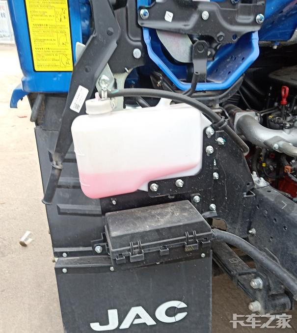 货车水箱该加水还是加防冻液