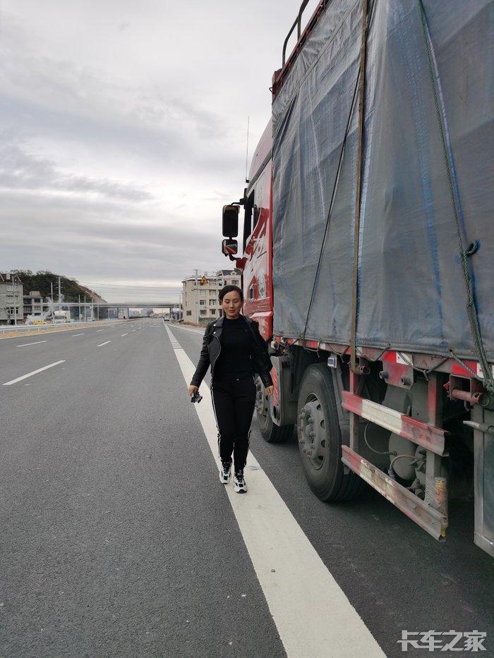 给最美卡车女司机安徽宏姐换电池