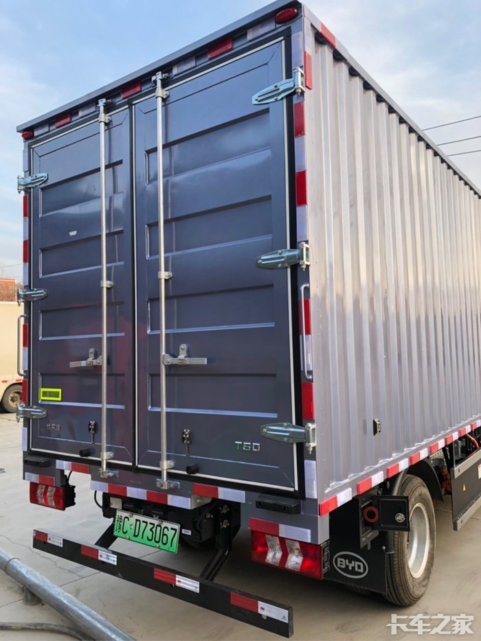 比亚迪纯电动4.2米厢式货车首次上牌交付顺丰快递司机 _ 卡车之家论坛