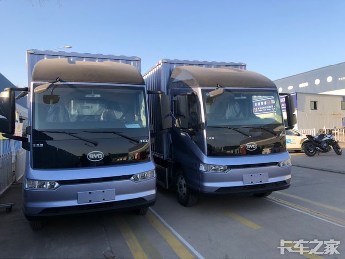 比亚迪纯电动42米厢式货车首次上牌交付顺丰快递司机