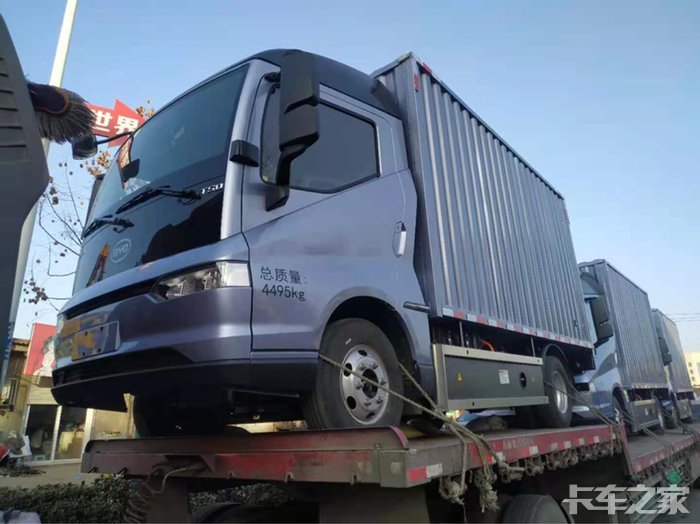 比亚迪纯电动42米厢式货车首次上牌交付顺丰快递司机