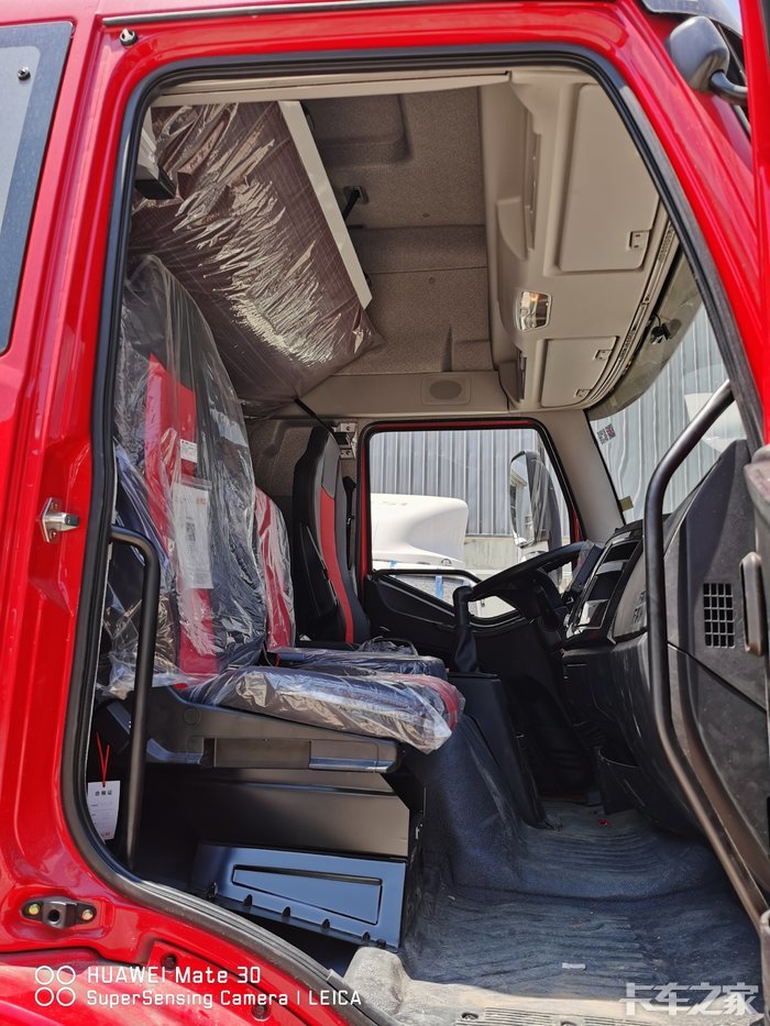 6米8解放j6l冷藏车大柴240马力发动机高顶双卧