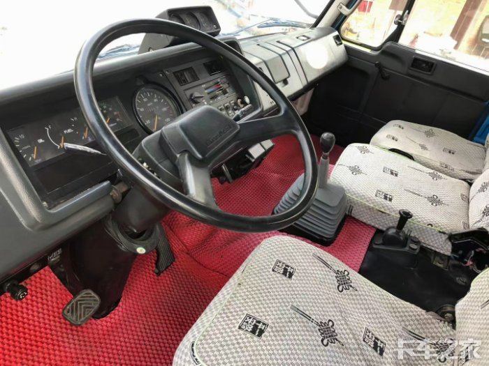 今天拍了台闲置的东风153消防车