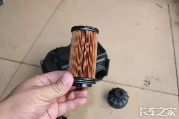 电驱系统在加注尿素溶液的时候比较简单,直接打开盖子就可添加;气驱