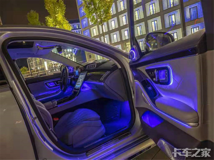 21款奔驰s级s450s400升级主动式氛围灯