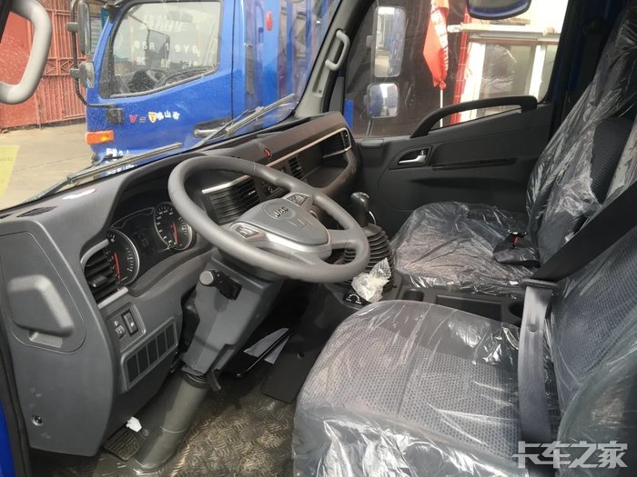 来看一下骏铃v6的驾驶室