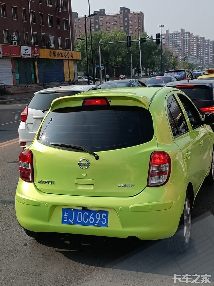 日产玛驰颜色挺爱人的绿色的