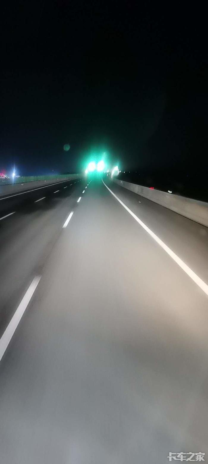 晚上高速路上图片