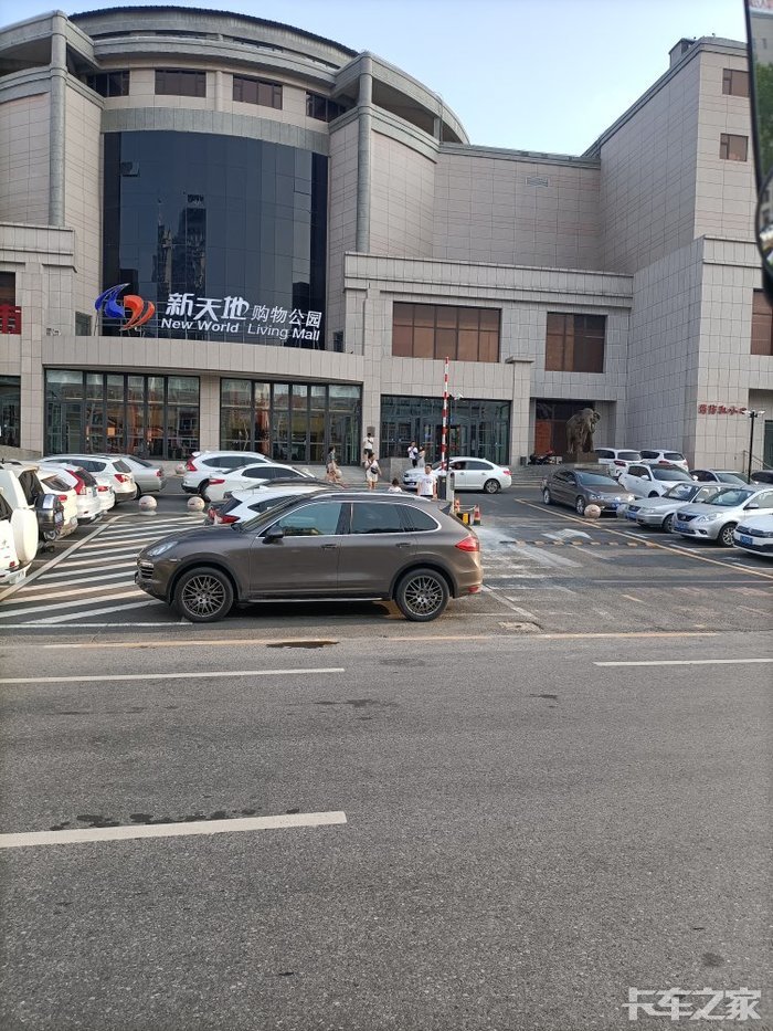 新天地购物公园就是中东这停车场还安上