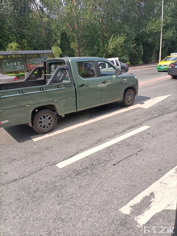 五菱皮卡神车终于拍到了就是微面的车头