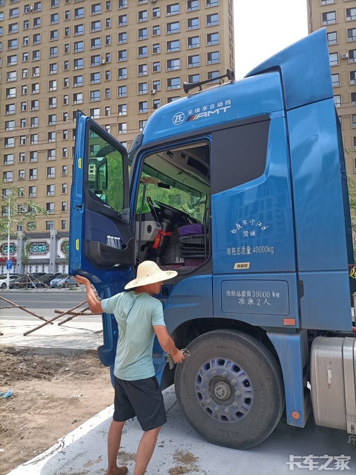 干活中的老叔爬上爬下指挥叉车下货