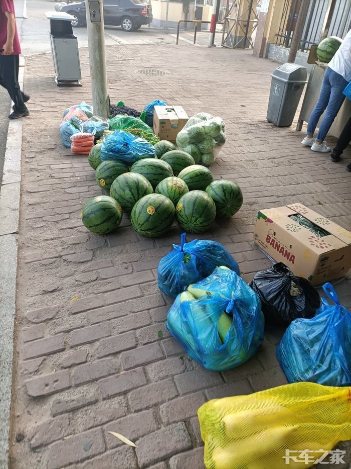 卖西瓜的,我今年不太爱吃西瓜,越来越不好