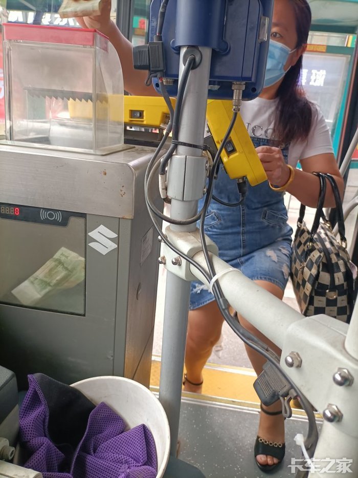 小姐姐们,在上车投币,迈台阶的动作拍下来