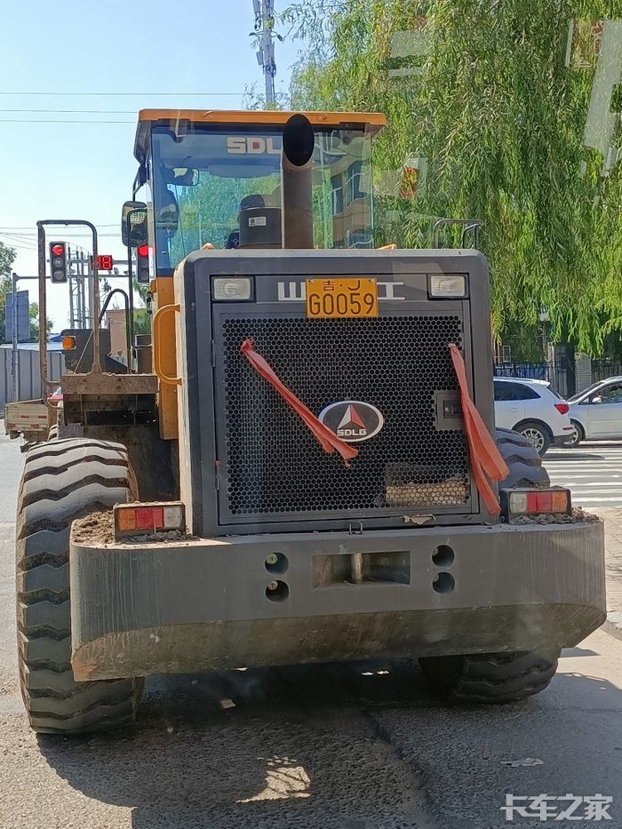 铲车都有牌照了,这烟筒真粗啊,还很黑.