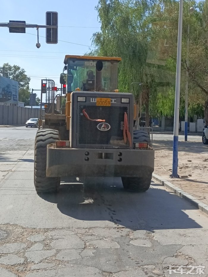 铲车都有牌照了,这烟筒真粗啊,还很黑.