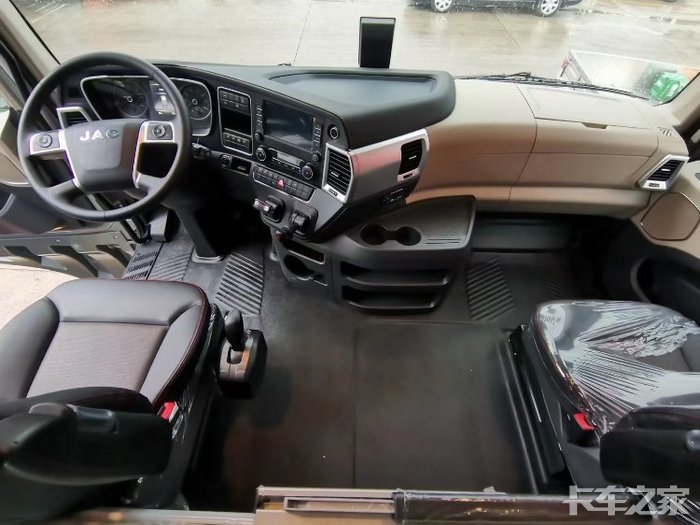 欢迎客户到店品鉴江淮跨越k7国六康机