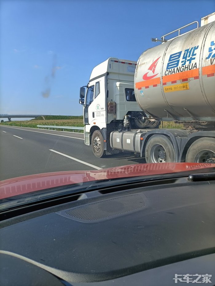 白色的油罐车很干净被我超越了