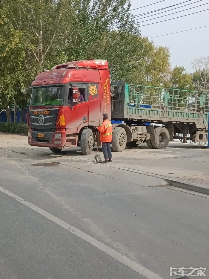 欧曼单腿驴挺耐看的环卫工人和他谈判