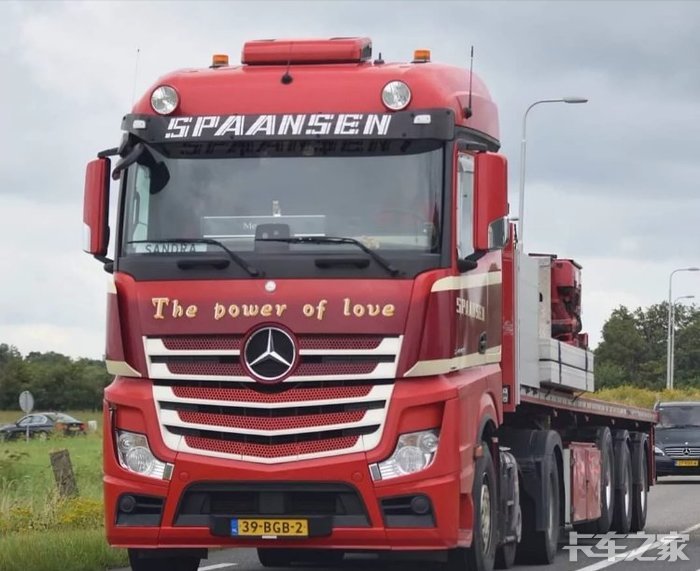 精神小伙喜庆红奔驰双导拖头