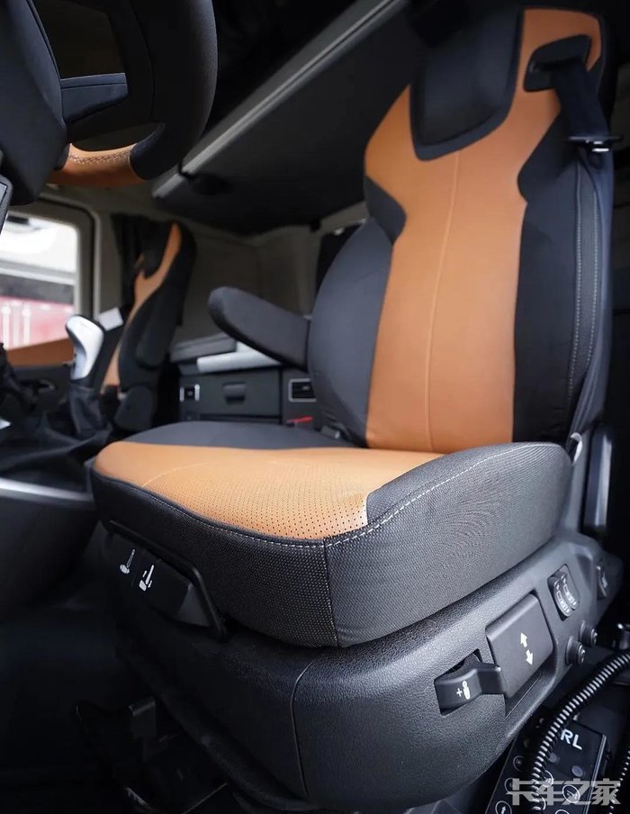 上汽红岩杰狮h6智能重卡内饰简介