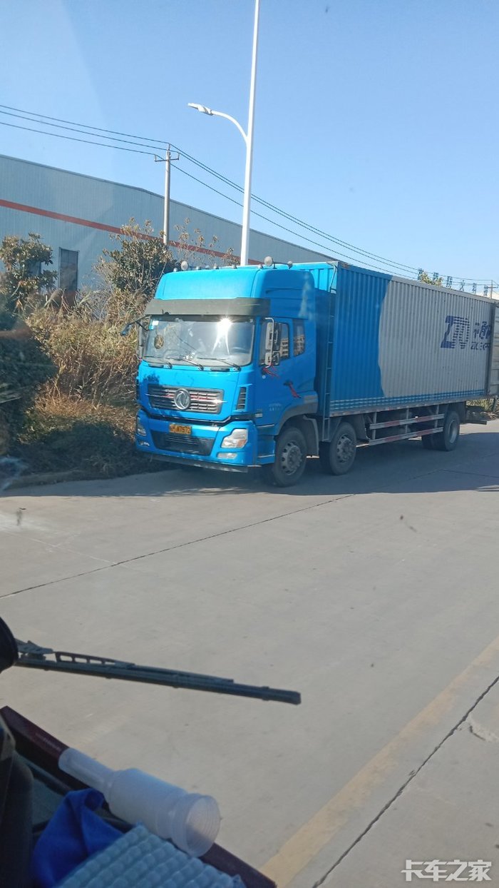 这是一款东风天龙中通快递车