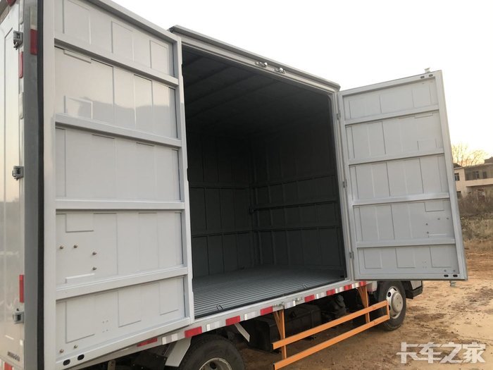 这是货厢的后门,双开门的.