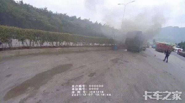 货车爆胎后起火！原因竟是司机忽略了这件事......
