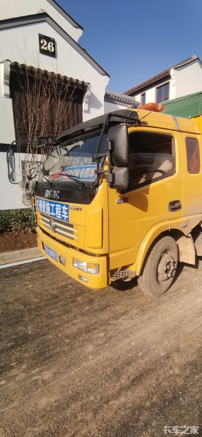 交通施工工程车到处画标线